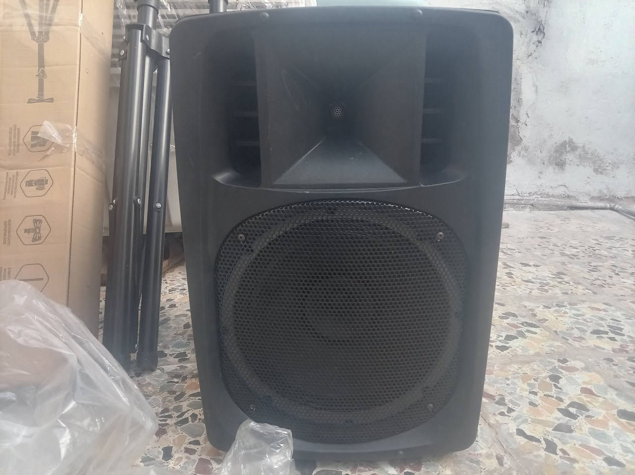 سماعات كوبي اصلي
ويا الستاندات والوايرات ويا مايك بلوتوث
سعر ٤٠٠ هاذه رقمي *********** لي موشراي لايشلع كلبي شرط طك كارتون
