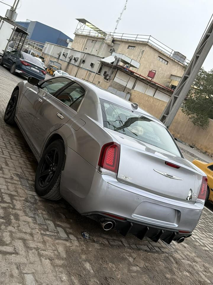 السلام عليكم
ادوات كصة جنطه شغل باجات

محدثة 23

اوباما   بلاتينيوم فئه C    

مواصفاته. 

رادارات جانبيه.  وخلفيه واماميه 

حساسات امامي وخلفي 

بانوراما  فتحه 

كشنات جلد  تحكم  فول مع تدفئه كشنات وتبريد 

خزن ميموري مع فتحه البصمه تتحرك المري الجانبي والكشن والأستيرن 

اشارات بالمري مع رادارات بالمري 

كلاصات حار وبار يعني تدفئه تبريد 

شاشه كبيره مع كاميرا خلفيه 

تحكم ستيرن مع مثبت سرعه 

جهاز اقراص وفلاش داخل الجكمجه. 

برده خلفيه بلاد 

محرك 3600

كير عصه 

تشغيل عن بعد

تبريد امامي وخلفي تحكم  خير من الله 

راديتر ماء جديده مع ماء احمر 

كوع فافون مع ولف حماوه جديد 

ضواغط جديده 

قايش جديد 

حداده فول 

ويل وتخم جديد 18

سياره ماناقصه اي شي 

متومه وجاهزه

رقم اربيل

السعر 65 

شعندك مراوس نزل

العنوان البصرة

***********
