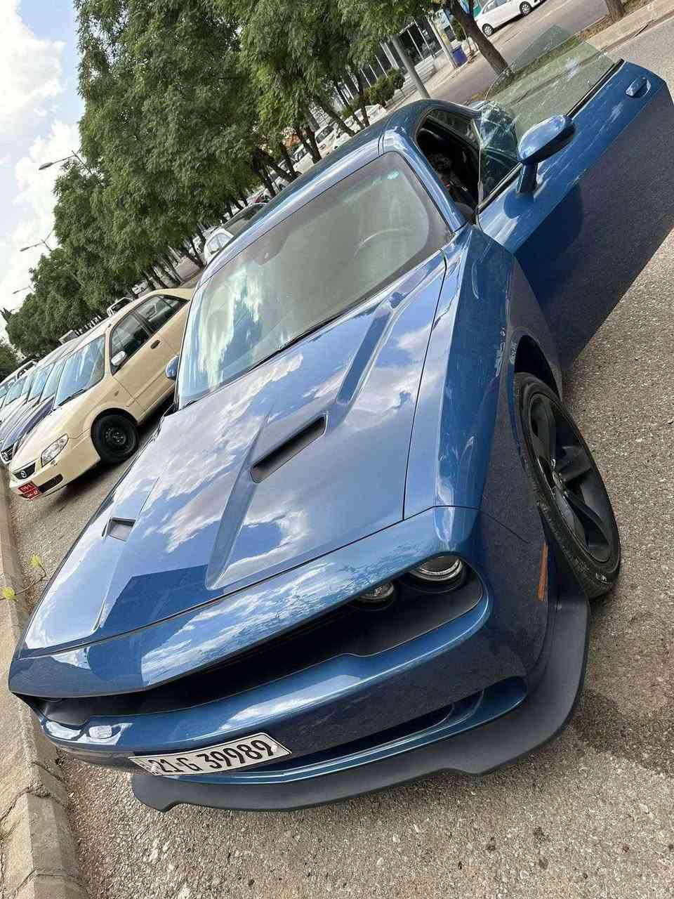 السلام عليكم
جالنجر sxt 2020 
لون مميز 💙
شاشة وسط 
تحكم ستيرن جهتين 
تاير جديد 
ويل مبدل 
كشن كهرباء 
صدر جديد 
سيارة كاملة مكملة 
ادامة كاملة  

السيارة ماشية ٧٥ الف

حادثها بامريكا بس جاملغ امامي لا شاصي ولا لخود 
ايرباكات بس الامامي 
صور الحادث خاص 
وهنا صار بيها باب نفس الجهة والجاملغ الخلفي (صبغ بس رش عدا الباب بي شوية معجون) وبارد بسيط بجهة السايق 
سيارة كاملة مكملة وشرط على الفحص 
شرط تحويل ثاني يوم 
رقم سليمانية الجديد 
السعر ١٩٥ وبيها مجال
المكان بغداد شارع فلسطين
***********
