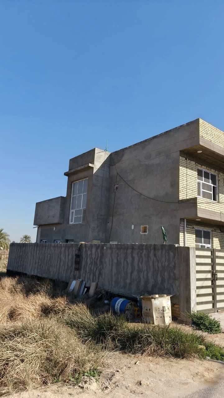 سلام عليكم
للبيع بيت مساحه 200م.  طابقين يحتوي على ثلاث غرف نوم العنوان طريق حله بغداد خلف محطه تعبه وقود الفنديه للاستفسار الاتصال على ‏‪***********‬‏/‏‪***********‬‏
