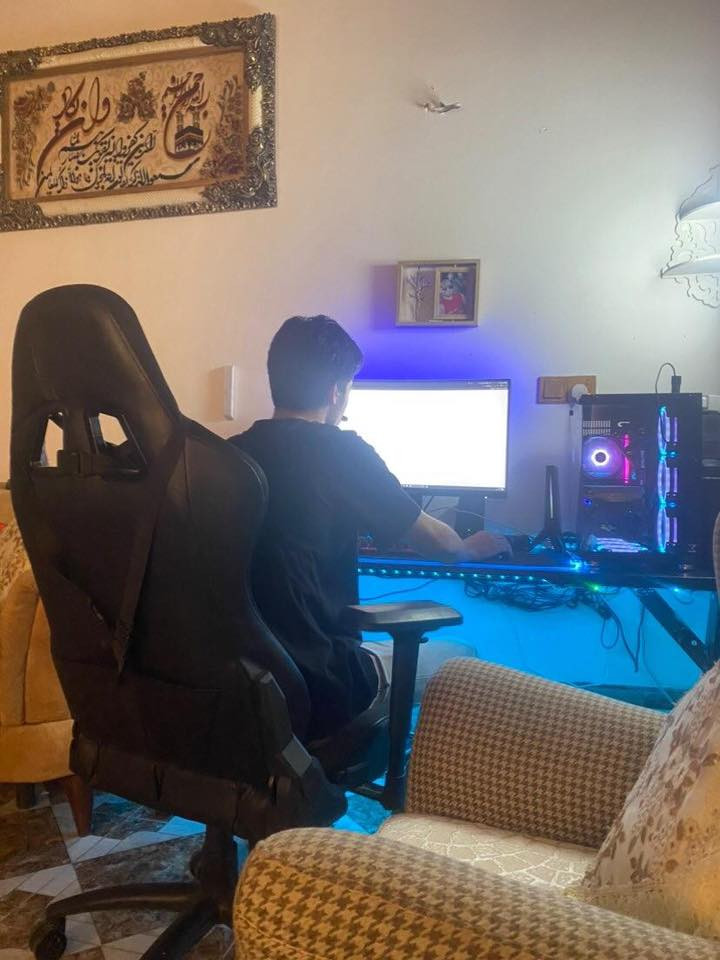 Setup PC Gaming كامل للبيع – جاهز للعب 1440p
تجميعة Gaming قوية ونظيفة جدًا، استخدام خفيف

مواصفات الـ PC:

• CPU: Ryzen 7 7700X
• GPU: RTX 4070 Ti
• Motherboard: Gigabyte B650X AX Gaming
• RAM: Fury DDR5 32GB (2×16) 5800MHz
• Storage: SSD M.2 3TB
• PSU: 850W Gold
• Case: Thermaltake
• Cooling: Thermaltake AIO 360mm (3 Fans)

🎮 الاستخدام: ألعاب 1440p بإعدادات Ultra

المرفقات ويّا التجميعة:
• شاشة 24" – 1080p – 60Hz
• شاشة Acer – 165Hz
• UPS Offline (2000VA)
• سماعة SteelSeries Nova 6 Wireless
• كيبورد Logitech نسخة League of Legends
• يد ألعاب Controller
• كاميرا EMEET S800 – 4K حقيقي
• مايك Fine A8
• ستاند للسماعة
• شاحنة وايرلس أصلية للتلفون – تشحن الساعة والموبايل سوا
• ماوس SteelSeries Aerox 3
• ⁠السعر مليونين و750

الحالة: شبه جديد
تنويه!!!!: المبرد امبدله محوله مائي

للاستفسار المراسله على الرقم او الاتصال 
0774 594 9593
