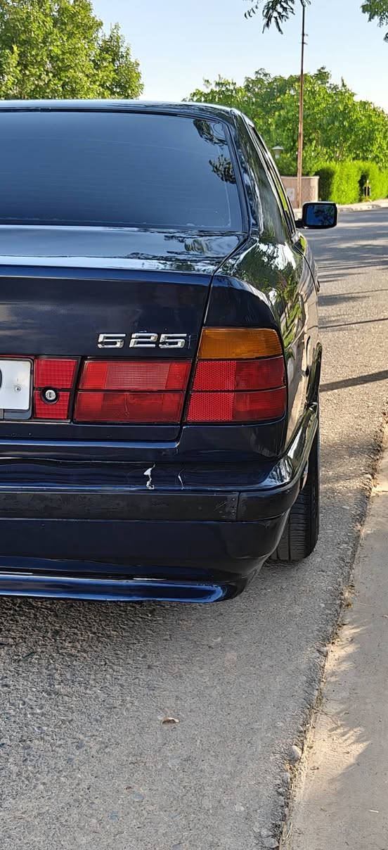bmw
موديل 1990
كير عادي مينة كبس 
بجم عريض 
تبريد ثلج بدون حادث مكفول من الضربة 
منضومة زنون 
abs
سلايد 
السيارة كت كامل ام حتة الدركة ام

ويل هامان 
واحلة من هذ كلة رقم سليمانية مميز اربع ارقام
السعر 60 مجال بسيط 
..***********
ديالى خانقين
