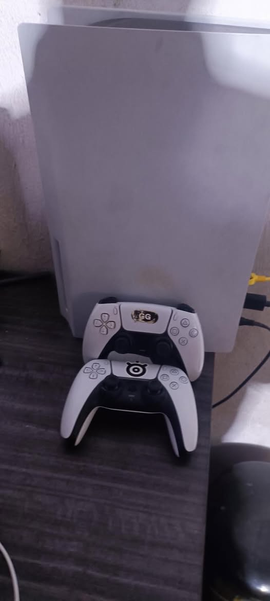 باي فايف نسخة قارء اقراص
ريجن اوربي
مامفتوح ومابي اي عطل 
ويا يدتين اصليات وجميع الكراتين موجودة 
محدث اخير تحديث
السعر 500 
سبب البيع ما استخدمة لان ملتهي بالشغل وعندي pc
*********** 
اريد بيع سريع وماريد ادوخ بي لان نظيف ومرتب ومابي عطل لو صوت
