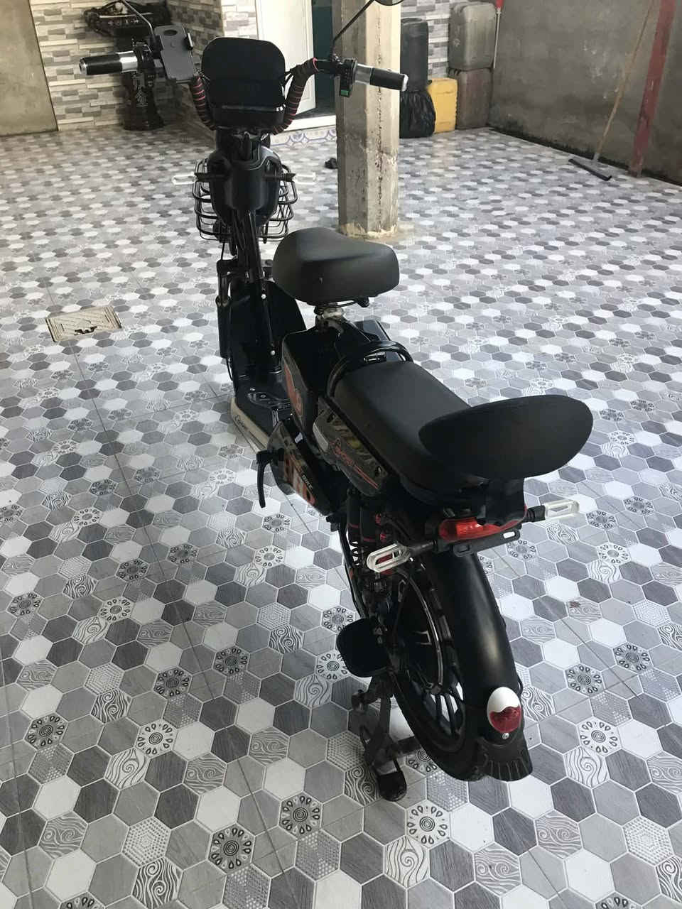 بايسكل مديل ٢٥ سرعه ١٠٠ نضيف استعمال شهرين على آيد وحدة السعر مناسب عل تليفون ***********
