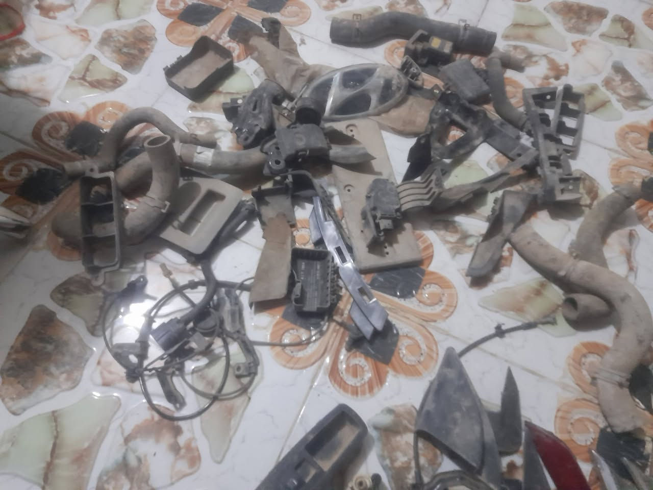 الله بالخير.. متوفر وجبة قطع غيار تفصيخ أصلي (شلع من السيارة) وبحالة ممتازة، مالت تويوتا وهونداي (كورولا، إلنترا، وموديلات ثانية). الأغراض كلها نظيفة وعلى الفحص.
​📦 شكو موجود بالصور؟
​يدّات أبواب: داخلية وخارجية (نيكل وفضي) لعدة جهات.
​جواين وهوزات: هوزات راديتر وتبريد أصلية، لا فطور ولا يباس.
​سويتشات وتحكم جام: دكم تحكم جام أصلية وشغالة مية بالمية.
​مثلثات وديكورات: مثلثات مال مرايا جانبية وديكورات زوايا الأبواب.
​براغي ويل (صرار): طقم براغي ويل كروم نظيفة كلش.
​كهربائيات وحساسات: عقول صغيرة، فيوزات، وظفاير (بيها قطعة تويوتا الأصلية B9).
​علامات: علامة هونداي أصلية مالت شبك أو جنطة.
​قواعد وبلاستيكات: حواضن وقواعد ديكورات داخلية وخارجية منوعة.
​💡 ليش تشتري هاي القطع؟
​الأغراض كلها تفصيخ أصلي مو تجاري ولا صيني تعبان.
​السعر مناسب ومابي قفل (مراعاة خاصة لأهل المحلات والتفسيخ إذا شيل شلع).
​القطع على النظافة والفحص.


**إذا كنت صاحب هذا الإعلان وتريد حذفه لأي سبب، رجاءا أرسل رسالة إلى الدعم الفني**