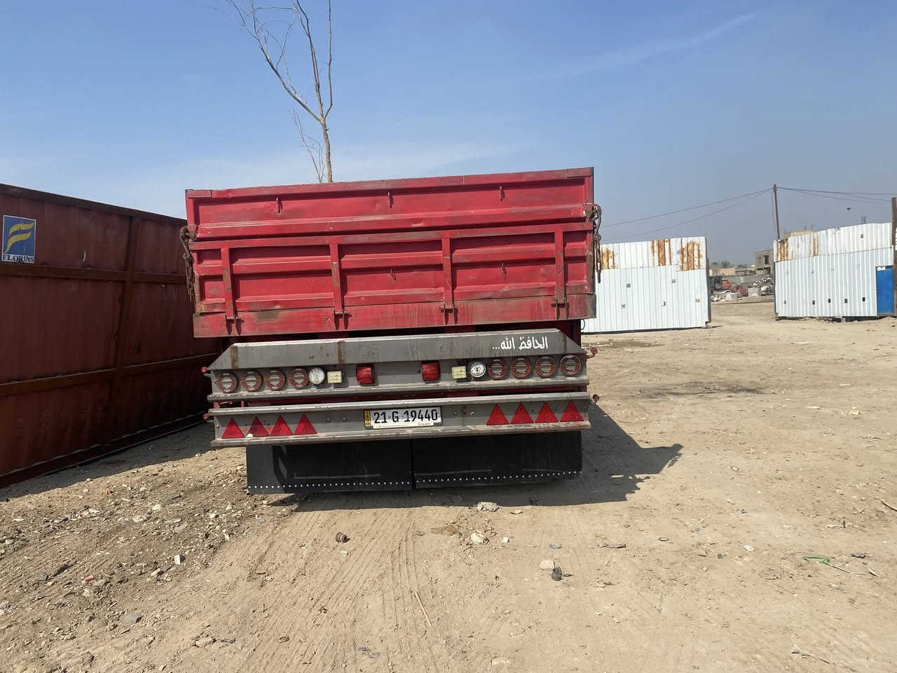 سلام عليكم للبيع تحويل ثاني يوم سياره مكفوله من كلشي سنويه هزه جديد سنكل خلفي مزوج كير غساله12 نمره مكينه480 تك سوبر  عربانه  13متر تايرات الراس تخم العربانه عوزها زوجين بس سياره جاهزه للشغل بس نقصها سايق مكان ابو غريب .***********
