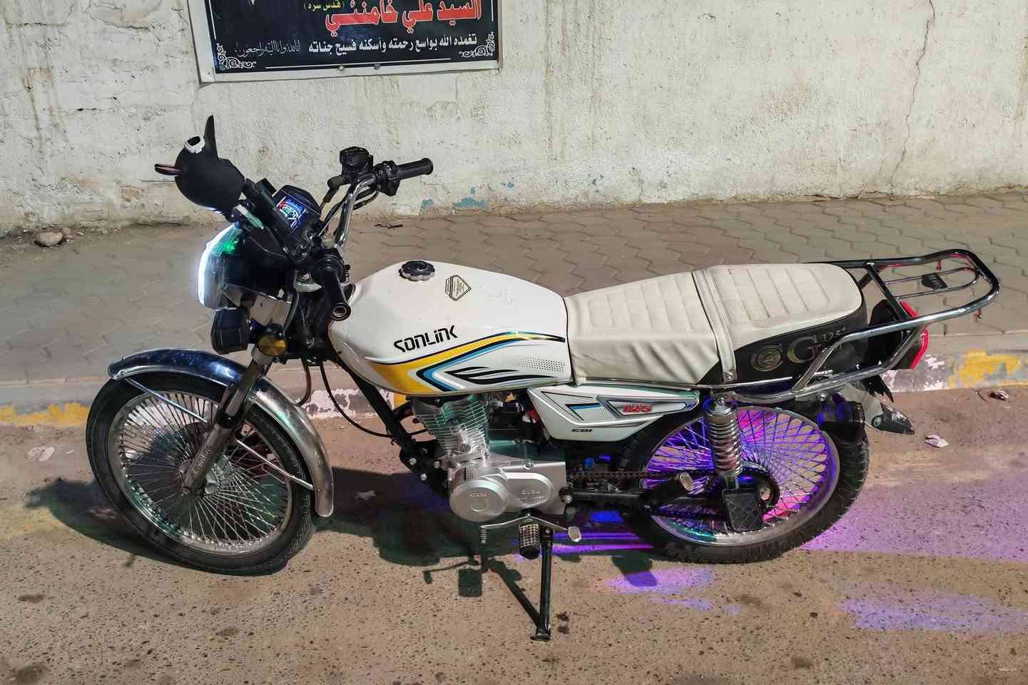 السلام عليكم للبيع
دراجه سونك الاصلي 5كير مديل 2024 طالعه بل 25 الطلب الخاص
هندر مو سلف سرعته 140 دراجه مكفوله 
كامله مكمله اوراق كامله كهربائيات تايرات جدد 
السعر 650 
الاستفسار الاتصال : ***********
