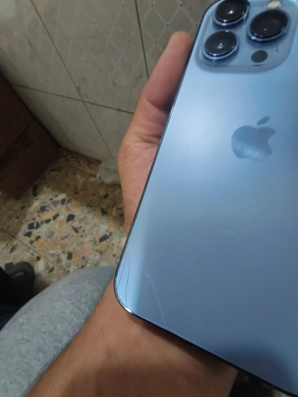 أيفون 13 (pro) بس مو ماكس  جهاز ماستر ما مفتوح ابد 256ذكره بي بس هاي نفطه صفره بل شاشه ما امثره على شاشه ابد بي بي فطر بل ضهر كلش صغير واضح بل صوره السعر 400 بي مجال بسيط الرقم *********** مكاني بغداد بلديات
