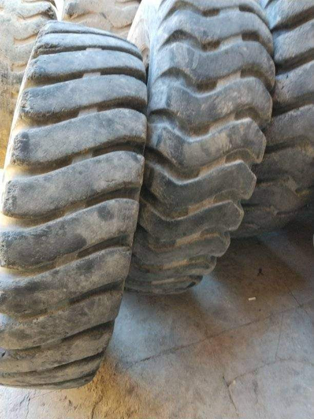 السلام عليكم يتوفر لدينا جميع الاطارات ومعدات ثقيله شفلات كافه الحجام حادله  عريض كريدرات  ***********    ***********
