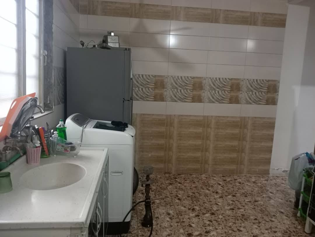 سلام عليكم ورحمه الله وبركاته بيت 100) متر مربع طابو زراعي سند 25 وكاله ام الصور الزعفرانية دور الشرطة قرب صور اليمام علي 
فرع6 طابقين كامل البيت سعر 80وبي مجال قليل ***********
