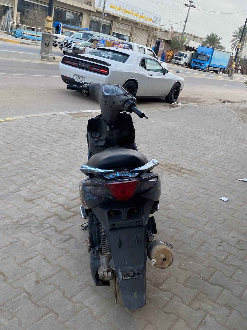 سلام عليك
دراجه ماكس مضلع 
مكينه مفتوحه 49
نكره سلف بكل وكت 
مكينه ناعمه لاصوت لاتبخير
رايدها 600 وبيها مجال 
مكاني بصره ابولخصيب
*********** البصرة, العراق
