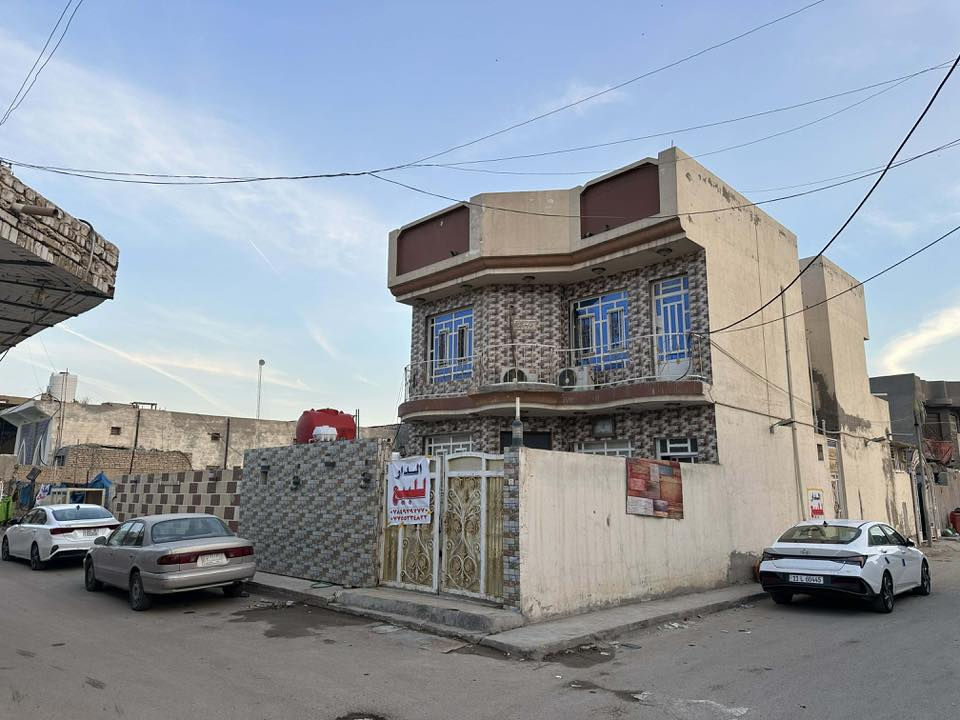 فرصة نادرة – بيت ركن للبيع بسعر مناسب 🚨

للبيع بيت مميز جداً بموقع ذهبي
📍 حي الحسينية – يم السوق مباشرة
📌 ركن على شارعين
📌 طابو صرف

🔹 المساحة: 166م تقريباً
🔹 طابقين كاملين

🔸 الطابق الأرضي:
غرفة + حمام + صالة + هول + استقبال + مطبخ

🔸 الطابق الثاني:
3 غرف + حمام + مخزن

✅ موقع حيوي جداً
✅ مناسب سكن عائلة كبيرة
✅ البيت جاهز من ديكورات والترتيب
✅ جاهز للسكن
قرب جامع سيد عليوي بهيه
📞 للتواصل اتصال مباشر أو خاص
‭٠٧٨٠ ١٣١ ٢٧٩٩‬
‭٠٧٧٣ ٥٨٠ ١٢٤١‬
