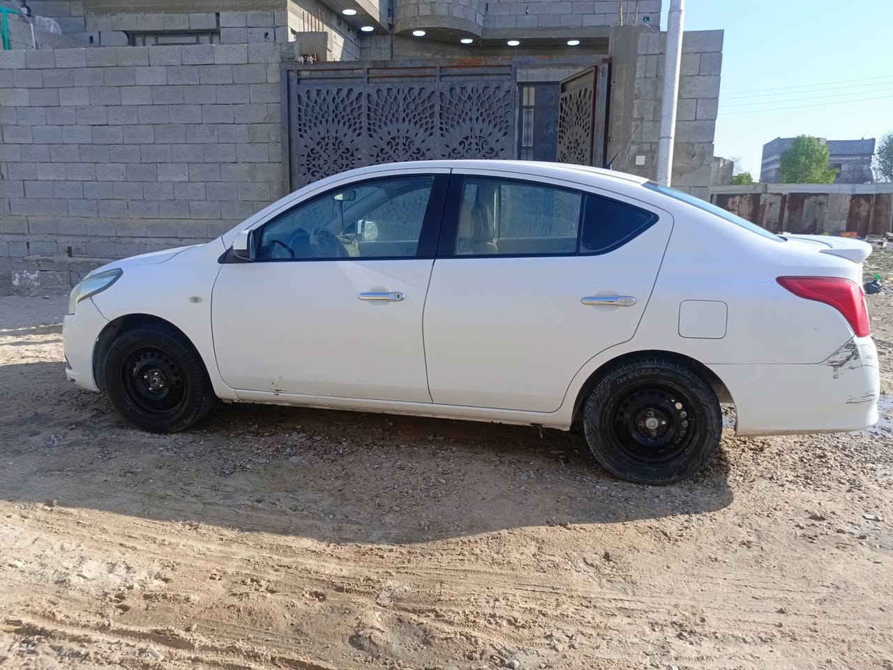 سلام عليكم سياره للبيع نيسان سني هندي مديل 2023 سياره نضيفه مكينه وكير وحداده نضاف وتبريد شغال السياره بيه قطعه وحده الجاملغ الامامي فقط ما واصل جوه فقط الجاملغ  رقم اربيل بسم شركه تريد تحويل او تريد وكاله السعر 107 مكان البصره ابو الخصيب 
***********
