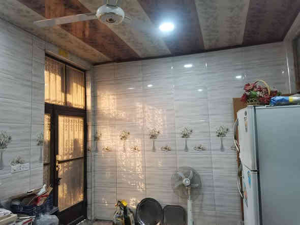 دار للبيع مساحته ٢٤٨ متر  يحتوي على استقبال وهول ومطبخ غرفتين نوم حمام داخلي البناء كونكريت مسلح وطابوق عدا الغرفتين مخلوط فرمستون وطابوق السطح مطبك فرشي درجه اولى بنسبه للتسليط لبخ سمنت داير البيت عدا الوجه المطبخ سيراميك جميع جدرانه صحيات خارج.   طارمة كراج سيارة كبير يكفي سيارتين حديقة داخليه وخارجية  النقص فقط  الارضية صبة مرتبة  وسياج خارجي بي ار سي وجادر فقط السعر ٧٥ وبي مجال للمشتري  عنوان. حلة.  الابراهمية.شارع المركز.حي الزهور.يبعد عن الشارع العام ١٥٠ متر والتبليط لحد باب المنزل للاستفسار الاتصال على الرقم ***********
