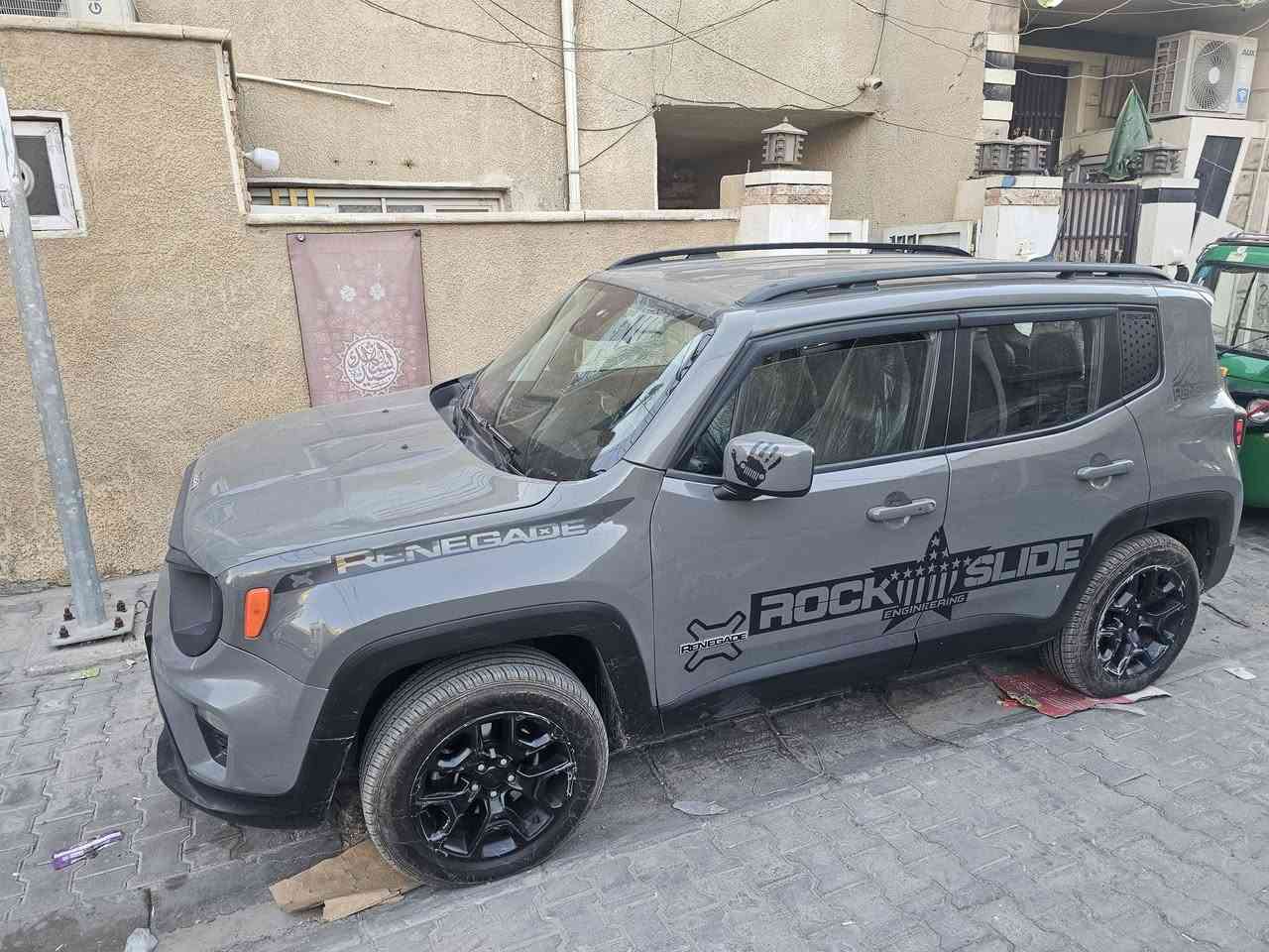 السلام عليكم جميعا  جيب رينجد موديل ٢٠٢٠ مكينه ٢٤٠٠ لون سمنتي ماشيه ٦٣ الف لداخل جلد لونين  بيهة نقص كلوب مال لايت  وطبله  لجهة  ليمنه   وبدل بيهة واشر قبق  ولفات  واشر كازكيت  بس ما مجفته  بس مبدل تخم تاير جديد  باتري  جديد   لبجم مالهة  محدث  وفول  موصفات  عده لفتحه  يشهد الله  لو ما محتاج  ما ابيع السعر المطلوب 110 وبيهة مجال بسيط مكاني بغداد الجديدة  شارع المسبح  الحادث موضح بالصور  الموبايل ***********
