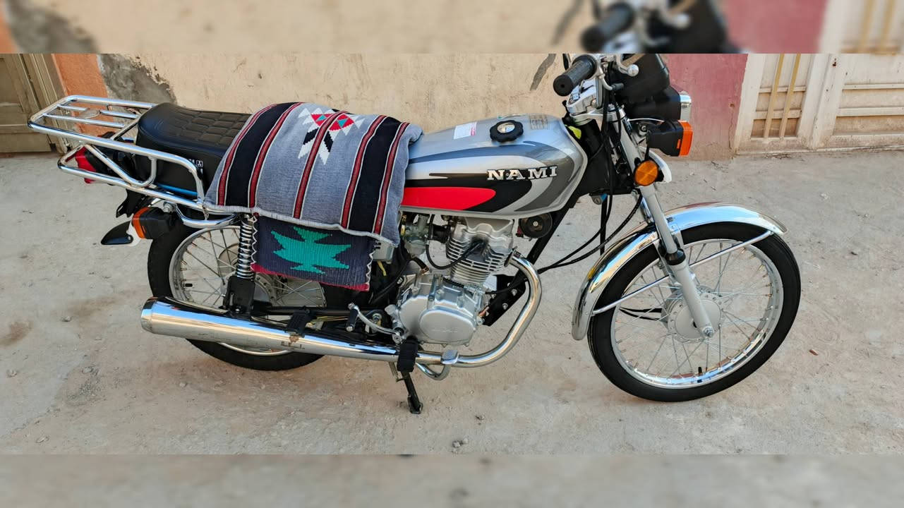 السلام عليكم للبيع أو المراوس بـ شاينگ أو دايون حسب القناعة دراجه أربعة گير شاصي ارشا 19 اوراق والتعميرة شلامچة 25 الدراجة كاملة مكملة تخبل نظافة مال طالب مدرسة اروح واجي بيها  السعر 975 وبيها مجال مكاني كربلاء حي الاطارات للاستفسار اتصال ***********
