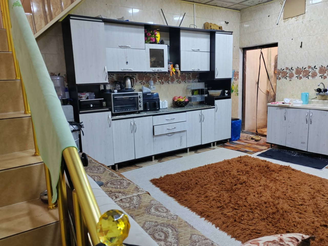 بيت للبيع ١٠٠متر توزيع قائمقام طابق ونص بختياري الاولئ قرب مدرسه روشنا بير
 سقف ثانوي وتغليف جدار وسيراميك غرفه فوك وغرفه جوه مطبخ مفتوح علصاله واستقبال وصحيات
اي استفسار ***********
