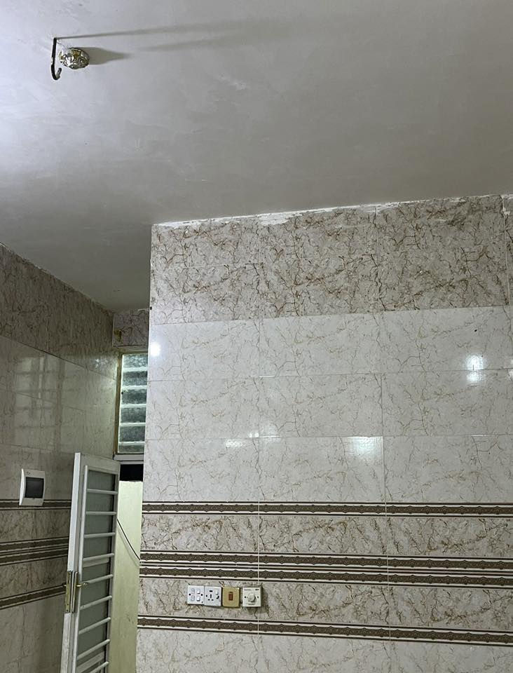 السلام عليكم بيت  #للأيجار بحي النداء  منطقة ٤٦ مباشر بظهر شارع الستين المساحة ١٠٠ يتكون غرفه واستقبال ومكشوفتين وحمامات اثنين خارج وداخل وصاله ومطبخ مفتوح وبيت فول ما ناقصه اي شي جديد وكله سيراميك ومكان قريب  وبيت كامل من كلشي وبيه خط مولده كامل وسخان وخزان للأستفسار ***********  خابر ودلل خادم
