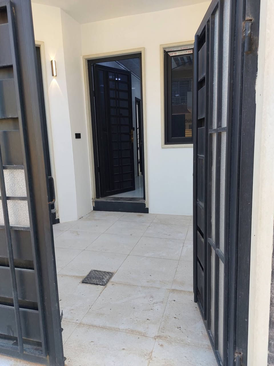 للبيع .
دار حي النور خلف سايدين التل. 
المساحه ١٢٠ متر واجهة ٦ متر والعمق ٢٠ متر .
اتجاه شروق شارع تبليط. 
يحتوي على ٥ غرف نوم وهولين واستقبال مع باقي المشتملات. 
الدار بناء حديث وتسليم فوري مع فيديو لمراحل البناء من حدل وتسليح وباقي التفاصيل. 
لمزيد من المعلومات والسعر الرجاء الاتصال على أرقام المكتب لطفا 
***********
***********
***********
او مراجعة المكتب في حي النور بعد دورة زيناوه بأتجاة دانيه ماركت مقابل صيدليه الكوثر.
