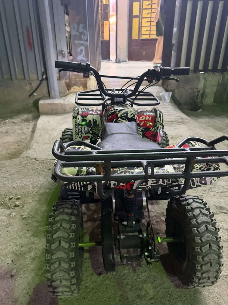 السلام عليكم دراجه للبيع   اربع تايرات سعر 500 مكان زيونه رقم الهاتف ***********
