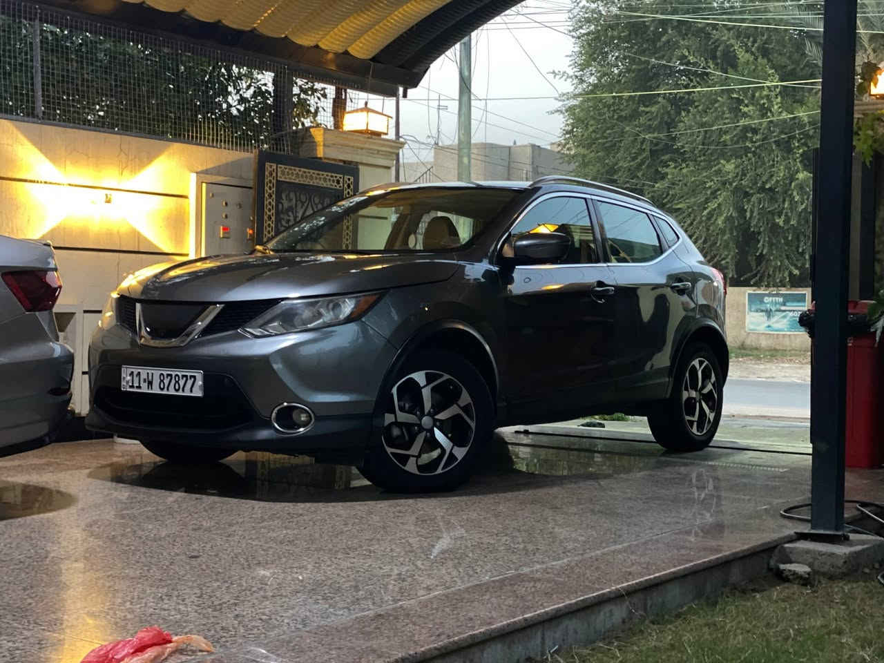 نيسان روج سبورت 2017 وارد امريكي (وجبة الزيرو)  بيها قطعتين صندوق + باب السياق صبغ امريكا بدون معجون وبيها قطعه جاملغ الامامي اليمين اثر طخه بالعراق
مواصفات SL فول للاخير
شاشه جبيرع +اربع كامرات (بلادي)
رادرات 360 + تحديد مسار ورادار تفاعلي 
بصمه تشغيل+ بصمة ابواب + تشغيل عن بعد
فتحة سقف (سلايد)
تدفئة كشنات + تدفئة مقود
فورويل + مود درايف
لد امامي + عدسات زنون + بروجكتر
شاير بالمري
فول تحكم ستيرن
بلوتوث + AUX+ USB
كشنات جلد + مخمل+ كشن السائق كهرباء 
تبريد بيانو + قطعتين امامي خلفي + مناخ منفصل
ويل كب حجم 17
رقم بغداد الجديد بسمي
السياره ماشيه 86 الف كيلو 
سعر السياره 145 وبيها مجال
مكان السياره بغداد حي الحامعه
رقم صاحب السياره (((((((((((  ***********  ))))))))) بي واتساب
