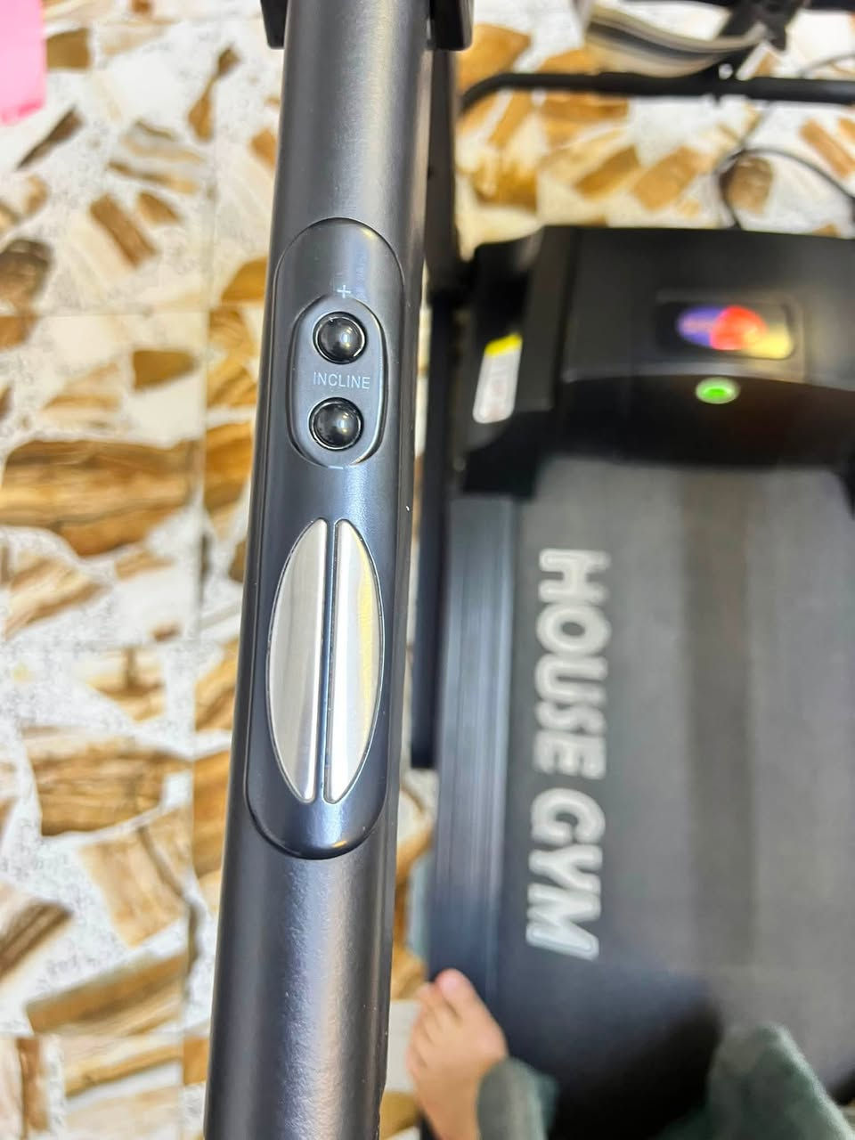 للبيع جهاز جري كهربائي HOUSE GYM F45 بحالة ممتازة

جهاز جري منزلي عملي يحتوى على وضع جبلي،مناسب للمشي والجري وتمارين اللياقة، يعمل بكفاءة عالية.
المواصفات:

-محرك كهربائي قوي.

-سرعة قابلة للتعديل من 1 إلى 16 كم/ساعة.

-ميل كهربائي قابل للتعديل حتى 15%.

-12 برنامج تمرين مدمج (P1–P12).

-شاشة LCD تعرض: السرعة، الوقت، المسافة، السعرات الحرارية، والنبض.

-أزرار تحكم سريعة بالسرعة والميل.

-منفذ USB وMP3 مع سماعات.

-نظام امتصاص صدمات لتقليل الضغط على المفاصل.

-قابل للطي لتوفير المساحة.

-عجلات لسهولة النقل.

-يتحمل وزن مستخدم حتى 160 كغ.
الجهاز بحالة جيدة جدًا ويعمل بكفاءة.

مناسب لـ:

-المشي اليومي.

-الجري.

-إنقاص الوزن.

-تحسين اللياقة البدنية.

-الاستخدام المنزلي.

للاستفسار أو المعاينة يرجى التواصل ☎️*********** بغداد الدوره
