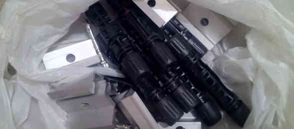 مجموعة طاقه شمسيه مكونه من 4 الواح 

مع الملحقات نقص بس بطاريه وكابلات 

المحتاجهن يتصل على راعيهن اني مكلف بلنشر 

مكانهن بسويب الغراض جدد غير مستخدم 

***********
