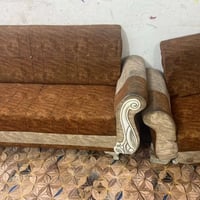 صالون • كرسي مكسور • يحتاج تنظيف