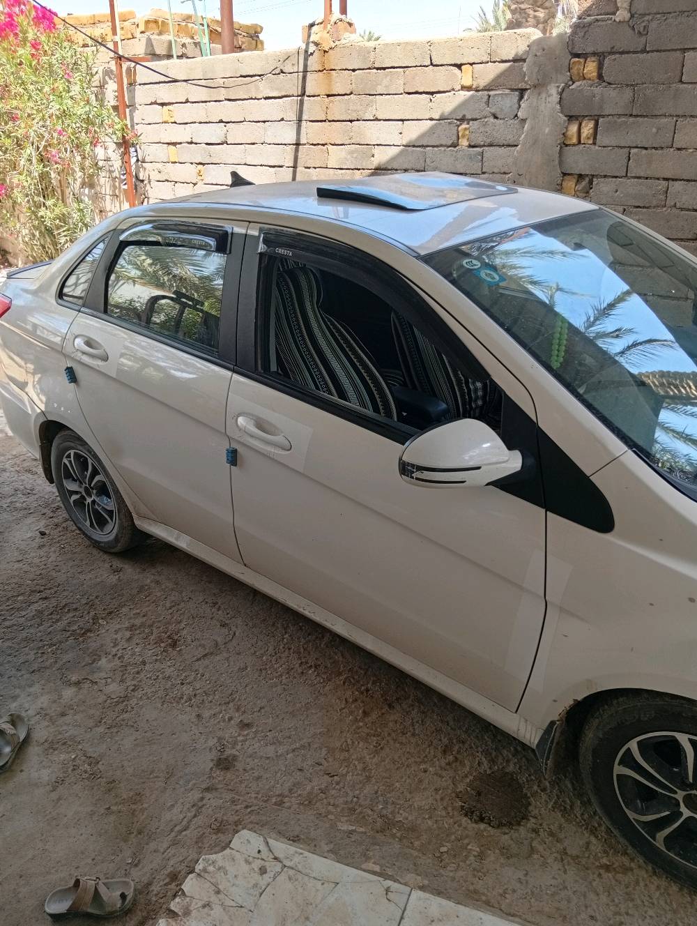 سيارة بيضاء بحالة جيدة، فيها مقاعد مغطاة بحماية وديكورات داخلية بسيطة. مجهزة بناقل حركة أوتوماتيكي ومقود مغطى بحافظة لليد. السيارة نظيفة ومعتنى بها من الداخل والخارج. مناسبة للاستخدام اليومي وتقلّ الشخصيات ببشكل مريح.