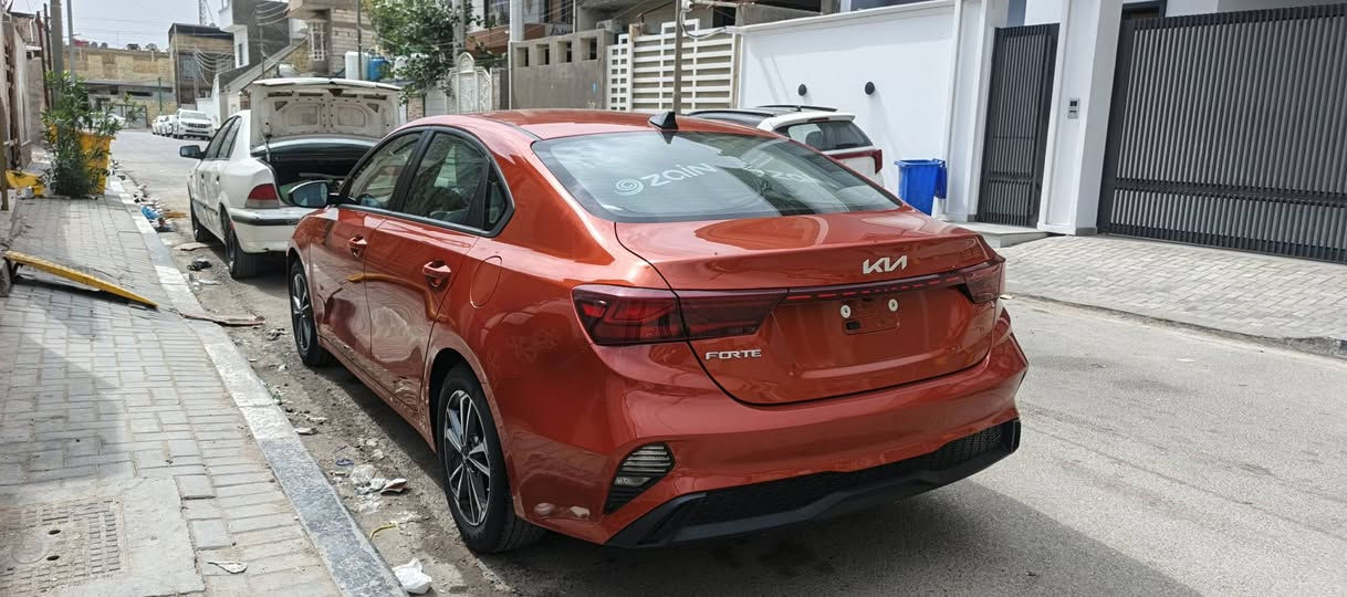 السلام وعليكم كيا فورتي مديل 2023 السياره حره بدون رقم تترقم جميع المحافظات دخول جديد  السياره حادثه دعاميه فقط وراجعا نفسها والمدكر المامي مفتوح مناك وخلي بل سياره هم راجع نفسه الباقي كفااله ممشا السياره 31 ميل السعر 145 
رقمي وتساب *********** البصرة, العراق
