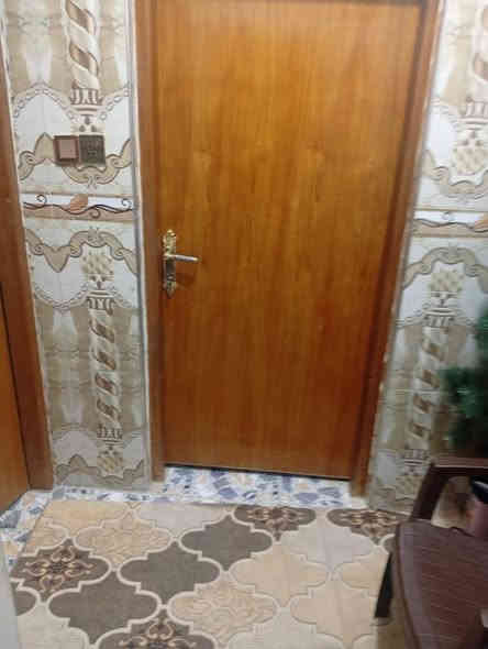 السلام عليكم
بيت للبيع في منطقه بغداد سند 25  المساحه 250 م بناء حديث
يحتوي علئ اربع غرف نوم الطابق الاول غرف 2 حمام داخلي وخارجي ومطبخ ومنور وهول واستقبال والطابق الثاني يحتوي على غرف 2
البيت كامل اي نقص مابي جيب غراضك واكعد
للااستفسار الاتصال على الرقم ***********
