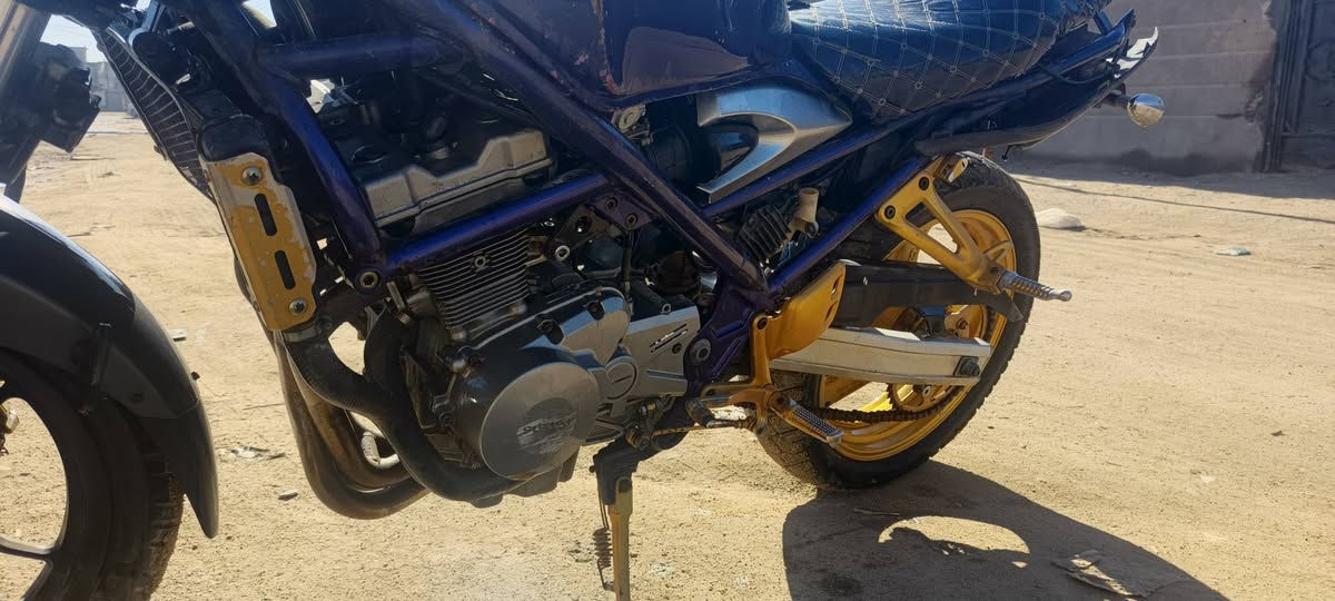 🔥 للبيع دراجة 🔥
🏍️ النوع: سوزوكي SV650
📅 الموديل: 2003 – 2005 
🔧 المواصفات:
محرك 650 سي سي V-Twin قوي
قير 6 سرعات
تبريد ماء
عزم قوي وسحب ممتاز 
دراجة بيها حادث خفيف بلتانكي اثر الحادث حتركت الضفيرة مالتها الدراجة كلشي مابيها المحرك ما مفتوح برغي بي   كهربائيات كلها شغالة بس الضفيرة ومحتركة ابيع كومة حديد 
رايدها ب 750  ..الف شراي راسلني وتساب مو شراي وتعامل لا اتعبني *********** مكاني البصرة الزبير
الدراجة گلك مكفولة من السرقة

