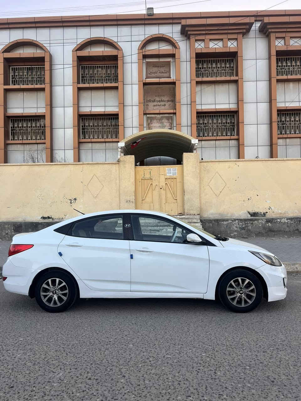 السلام علكيم
اكسنت 2014 خليجي 
كفاله كير ومحرك تبريد حداديه تخم تاير ستوا شاده
هزه وسنويه ورقم كله جديد 
بيها جاملغ الكدام مبدل اصلي مال تفصيخ وبيها القماره شبرين معجون والتكمه شويه والداير الوره بي صبغ 
السعرر .. 77وبيها مجال قليل 
***********
