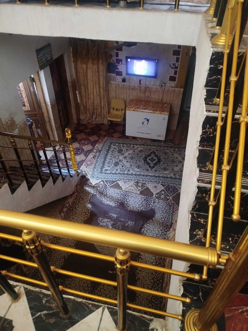 السلام عليكم يعلن مكتب عقارات دبي عن وجواد دار للبيع في حي المرتضى المساحه 200م طابقين يتكون طابق الاول من غرفتين نوم وصاله واستقبال ومطبخ وصحيات داخليه وخارجيه طارمه وحديقه ومنور والطابق الثاني يحتوي أغرف نوم وصاله وصحيات السعر 110 مليون الاستفسار مرجعه مكتب عقارات دبي في المسيب حي المعلمين مقابل اسواق المسيباوي او الاتصال على الأرقام التالية 
***********
***********
