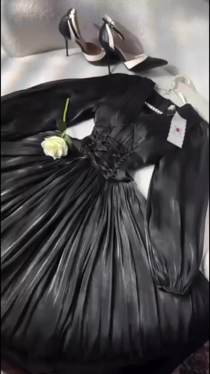 ✨👑 ترند الموسم 2026 | فستان الأميرات 👑✨

إذا كنتِ تحلمين بإطلالة ملكية تخطف الأنظار، فأسلوب فستان الأميرات هو نجم موسم 2026 💫

💎 أبرز الملامح:
• تنانير منفوشة وقصّة Ballgown تعطيكِ حضور ملكي 👗
• خصر محدد مع طبقات تول فخمة
• أكتاف مكشوفة (Off-Shoulder) بلمسة 

الإطلالة هذا الموسم تجمع بين الفخامة الكلاسيكية واللمسة العصرية… لتعيشي لحظة أميرة حقيقية 👑💖

#ترند_2026
#فستان_أميرات
#فساتين_سهرة
#موضة_2026
#اطلالة_ملكية


**إذا كنت صاحب هذا الإعلان وتريد حذفه لأي سبب، رجاءا أرسل رسالة إلى الدعم الفني**