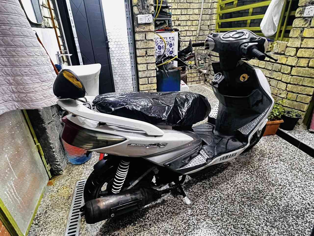 سكنس فحل كوري الدراجه نضيفه مكينتها ما مفتوحه بيها كلجات امامي خلفي رياضي الدراجه كامله اي نقص ما بيها مكان بغداد الشعب السعر 550 وبيها مجال ***********
