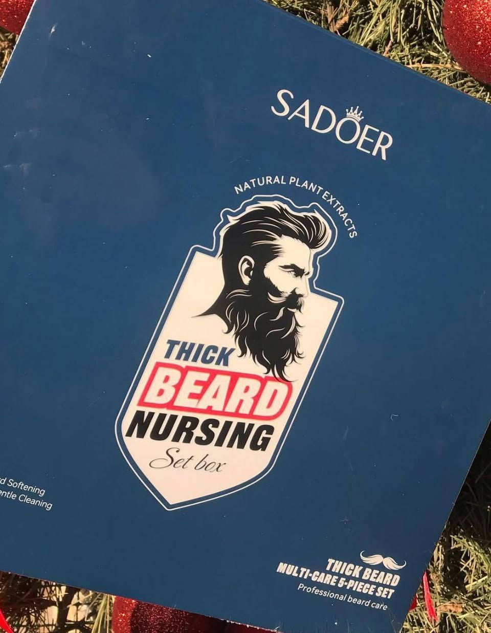 ✨مجموعة العناية باللحية من SADOER، والتي تهدف إلى توفير العناية المتكاملة للحية أقوى وأكثف. تتضمن المجموعة شامبو وبلسم وزيت ومنعم للحية. تغذي البصيلات بعمق وتقوي الشعر وتحفز النمو الطبيعي.تساعد على منع هيشان اللحية وتمنحها لمعاناً.. تعد المجموعة حلاً متكاملاً لترطيب وتغذية وتكثيف اللحية.. تهدف إلى توفير روتين كامل للمساعدة في تنعيم اللحية الخشنة وتعزيز النمو الصحي. مصنوعة من مستخلصات نباتية طبيعية وزيوت مثل زيت الجوجوبا وزبدة الشيا وفيتامين E.

✅الفوائد:
✔️تنظيف عميق وفعال للأوساخ العالقة في اللحية.
✔️ترطيب وتنعيم الشعر الجاف والمجعد.
✔️تغذية بصيلات الشعر للمساعدة في نمو لحية أكثر كثافة وامتلاءً.
تقليل الحكة والقشرة المصاحبة لنمو اللحية.
✔️تسهيل تصفيف اللحية وتشكيلها.

محتويات المجموعة (5قطع) 
تحتوي المجموعة على 👇 
شامبو اللحية : لتنظيف اللحية بلطف.
بلسم اللحية : لتنعيم وفك تشابك الشعر.
زيت التغذية : لترطيب وتقوية جذور الشعر.
بخاخ التغذية : لإنعاش وتنعيم فوري.
مرهم التنعيم (بلسم) (وعاء دائري): للمساعدة في التصفيف وإضفاء لمعان.
#الاصلي
🚘يوجد خدمة توصيل لجميع محافظات العراق ٤ الاف 🚘


**إذا كنت صاحب هذا الإعلان وتريد حذفه لأي سبب، رجاءا أرسل رسالة إلى الدعم الفني**