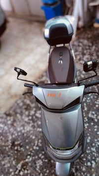 👋 دراجة شحن لون سمنتي انارة خلفية وامامية لد ودبل اشارة بيها ثنين سويج...