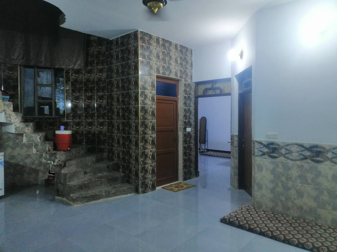 بيت للبيع في الفلوجه حي الظباط الثالث قرب مركز التحدي شارع 20 بناء حديث درجه اولى طابوق يحتوي على ٢غرف نوم وصاله ومطبخ و ستقبال وحمامات وصحيات داخليه وخارجيه المساحه ٢٥٠ والسعر ١٥٧ مليون وبي مجال بسيط للاستفسار مراجعة مكتب القمه للعقار او الاتصال على الأرقام التاليه *********** ***********
