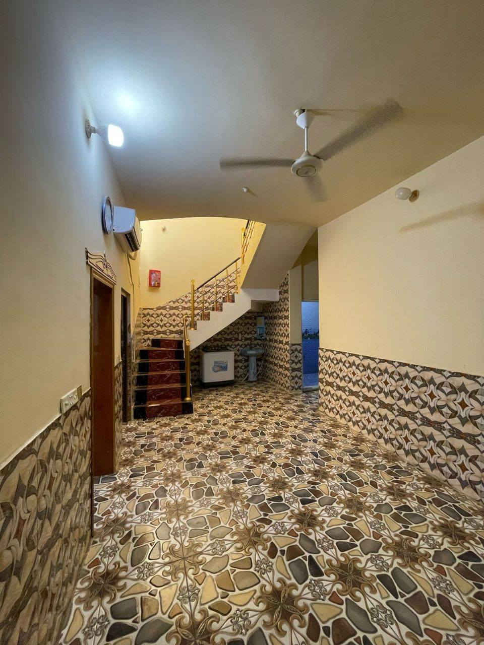 سلام عليكم ورحمة الله وبركاتة
كل عام وانتم بخير
الدار للبيع طابق واحد مساحة(120متر)  بناء طابوق كونكريت مسلح  تفاصيله الدار اكثر. (طارمه-استقبال معزول مطبخ حار  و  بارد معزولات - صحيات خارجية-صالة - غرفة نوم - صحيات داخلية)

الموقع:- كربلاء المقدسة - الحر شارع البوببات عامود 110
 السعر :-100m مع المجال البسيط

 الاتصال :-***********  او ***********
