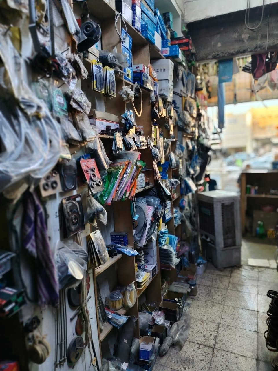 السلام عليكم بضاعه محل للبيع يحتوي على ادوات سيارات ادوات دراجات ومواد كهربائيه وانشائيه وصحيه وبوربنيات متنوعه وقوايش مختلفه عنوان حي العامل الاولى شارع ٣٠ مقابل محطه كلاكسي رقم الهاتف *********** غير متواجد علفيس  سيد ابو احمد الاعرجي
