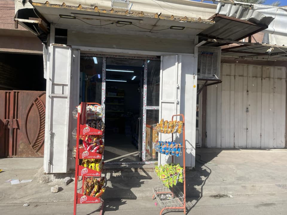 السلام عليكم اسواق للبيع بمنطقة الشعب قرب شارع بلقيس مجاور جامع الحاجة بدرية
يحتوي على 4مجمدات طرحية (اثنين منهم ممستخدمات جدد) ويحتوي على 4ثلاجات عامودية +ثلاجة شركة ببسي 
ومبردات اثنين وحده تعليك خارجية والثانية داخليه ورفوف جديده وتلفاز وسستم كاميرات (بس بيهن خلل حاليا وتصلح )وجام خانه جديده 
ايجار المحل250الف دينار والوارد خير من الله لكن مضطر ابيعه لعدم التفرغ ولضروف صحية
هذا الرقم للتواصل واتساب ***********
