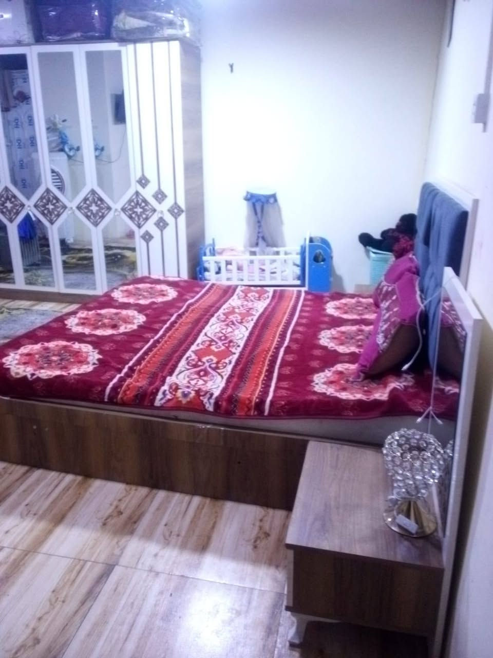 بيت حواسم للبيع متكون من مشتمل فوك يحتوي على غرفھ كبيرھ وحمام وارضي يحتوي ع غرفتين وحدھ كبيرھ وحدھ صغيرھ وحمام وھول ومطبخ عنوان شارع التجاري مقابيل الجنينھ السعر ٢٥ وبي مجال للشراي
