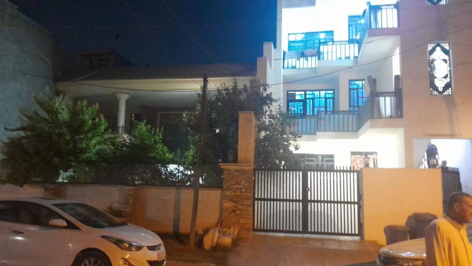 السلام عليكم
شقه ارضيه مساحه ٢٣٠ متر
غرفتين سويت واحد و مطبخ و صاله و غرفه استقبال
الدوره الاثوريين قرب الشط 
رقم التواصل ***********واتس
