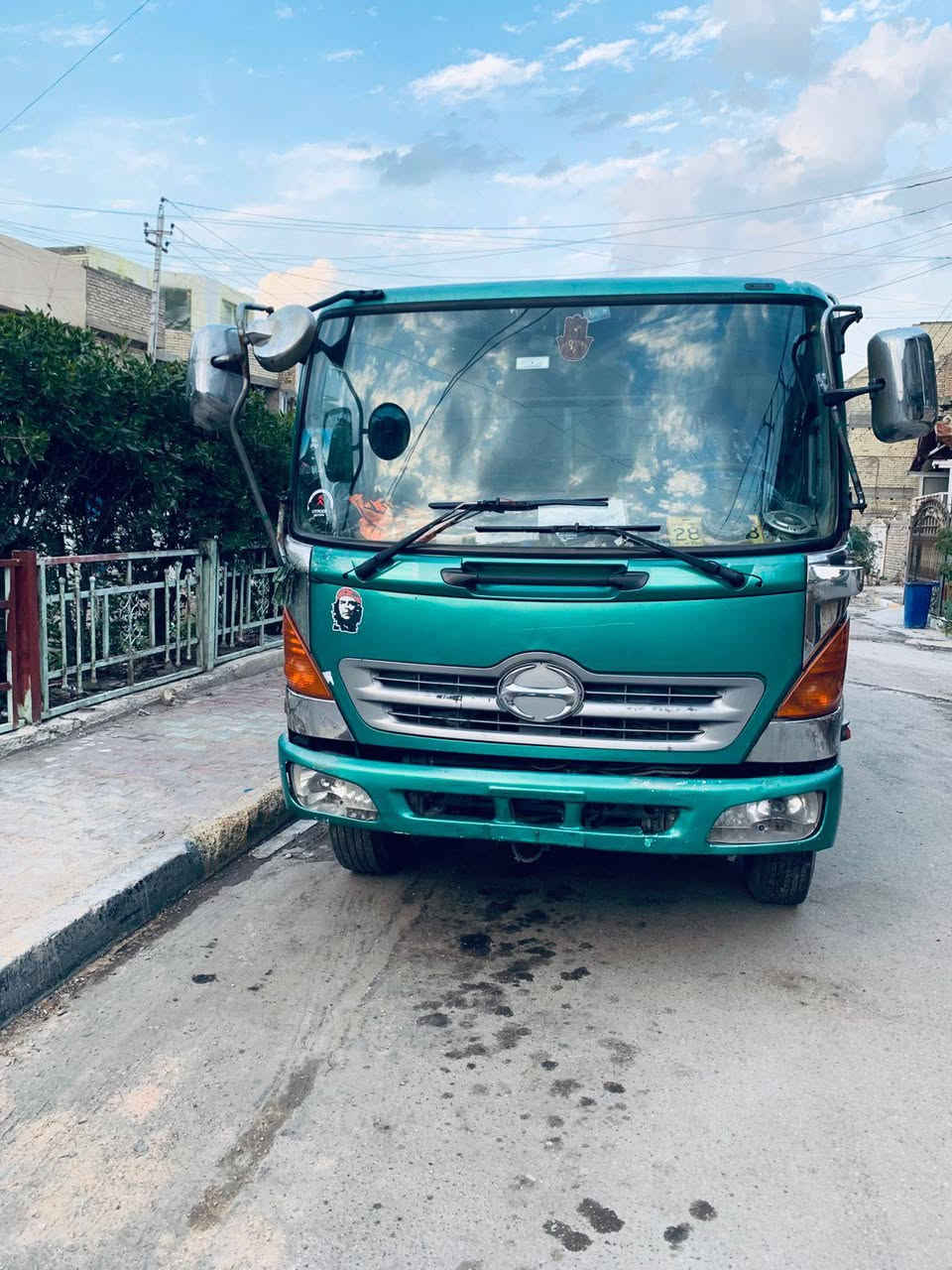 سلام عليكم 
هينو شيطان  موديل 2000 منزله مكينه 80 فول عادي سعر 170 وبيها مجال 
رقم ***********
