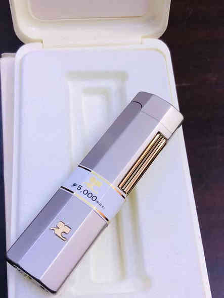 قداحة كوريج باريس (Courrèges paris) 
حجر وطلاء ذهب. نقشة مميزة 
خمس الوان جميلة 
انتاج الثمانيات 
حجر - غاز    
لوك غير مستعملة 
مع العلبة الأصلية 
السعر ١٠٠ الف 
للاتصال ***********
