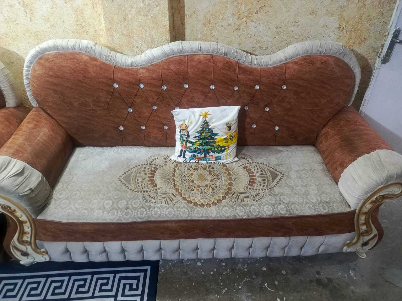 تخم عشر نفرات نضيف حلو بس اليدتين مبينات بصوره شويه طابات اليريده موجود علواتساب ***********
