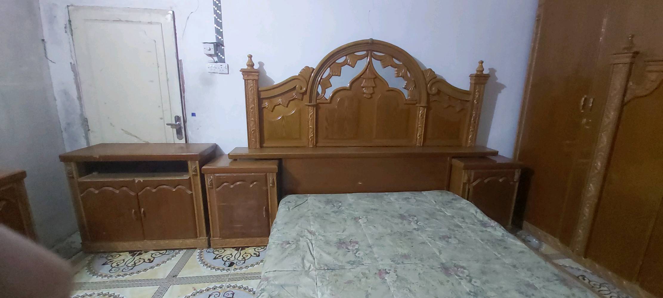 غرفه نوم ٦ أبواب نظيفه وملحقاتها كامله .
عنوان ناصرية قرب شارع الجمعة 
للتواصل ***********