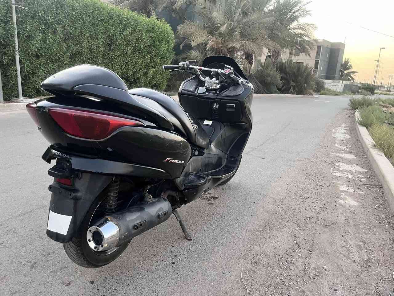 فورزا 08  دراجه  كهربائيات كاملة وما ملعوب بضفيرته  الدراجه صافية وخير من الله مكينه جديده لا نضوح ولا تبخير مفتوحه او لا ما اعرف ولله بس سلندره بلاد حاله حال المامفتوحه
شلعه زينه ومعدل قوي 
السعر ٨٠٠ وبيه مجال بسيط جداً حك الجية 
مكاني بياع 
***********
