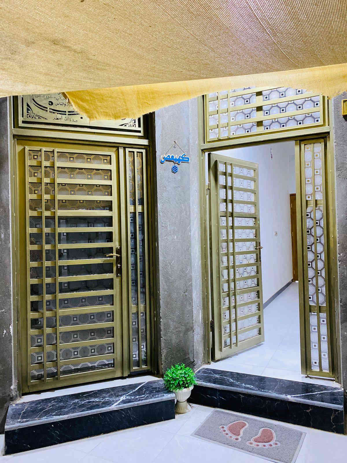 بيت طابو أسهم في شارع السفينه 250 متر بناء حديث السعر  148 وبيه مجال
يحتوي على ثلاث غرف صالة ديوانية مجاميع صحية داخلية وخارجيه مطبخ حار وبارد 
السفينة شارع مدرسة الواثق قرب مضيف هيئة سلطان القلوب
بناء حديث كافة الخدمات ماء+كهرباء+مجاري
رقم تلفون 
***********
